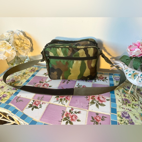 Camouflage Camo Cameron Camera Shoulder Crossbody Bag 🖤🤎💚 - Picture 3 of 5